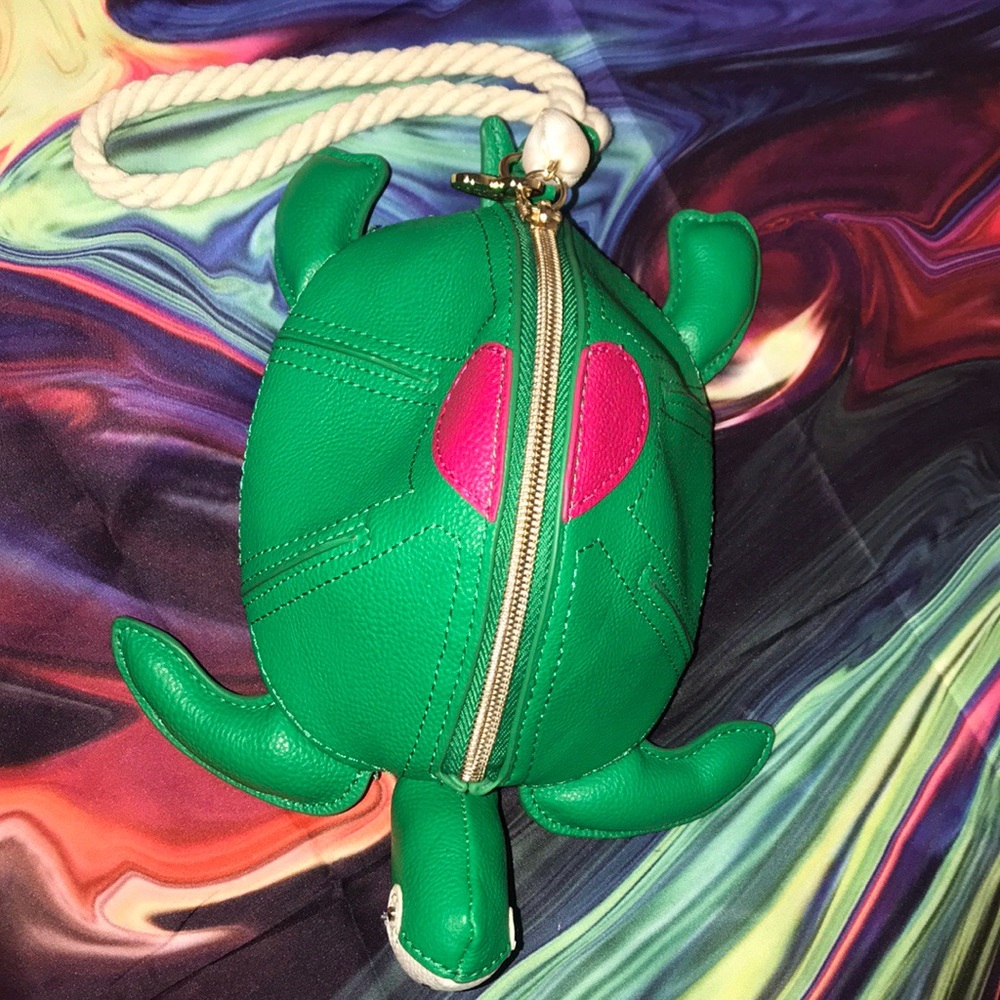 Betsy Johnson turtle clutch 🐢